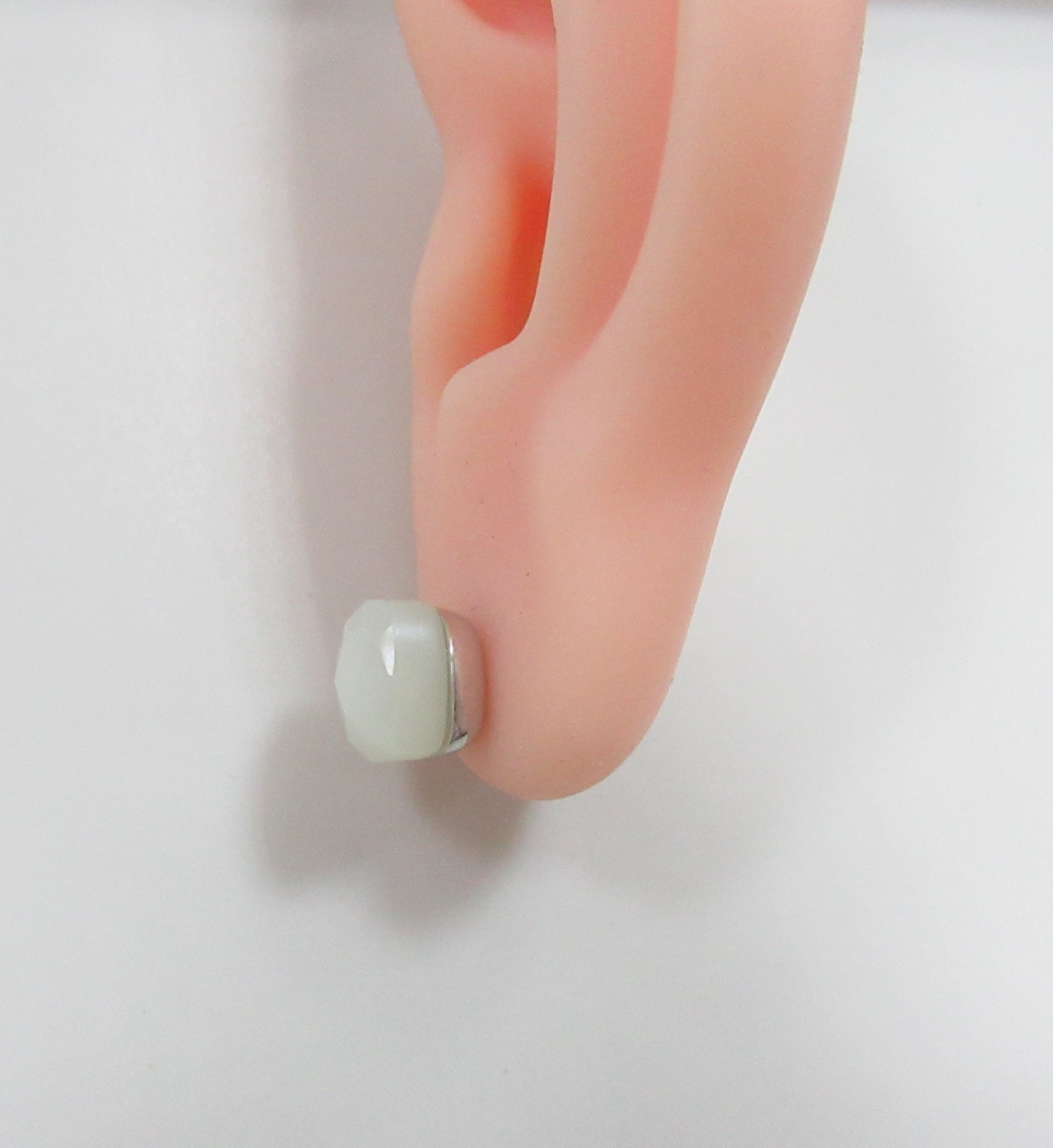 Серебряные серьги-пусеты с лунными камнями